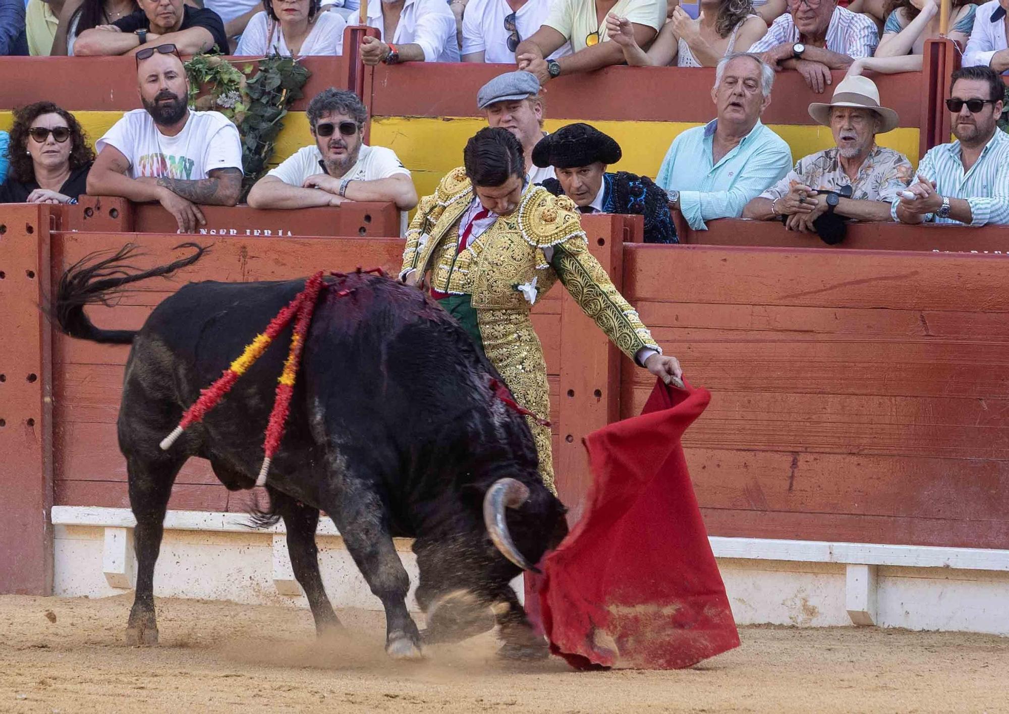 Manzanares culmina una de sus mejores tardes y sale a hombros en la Feria de Hogueras de Alicante 2025