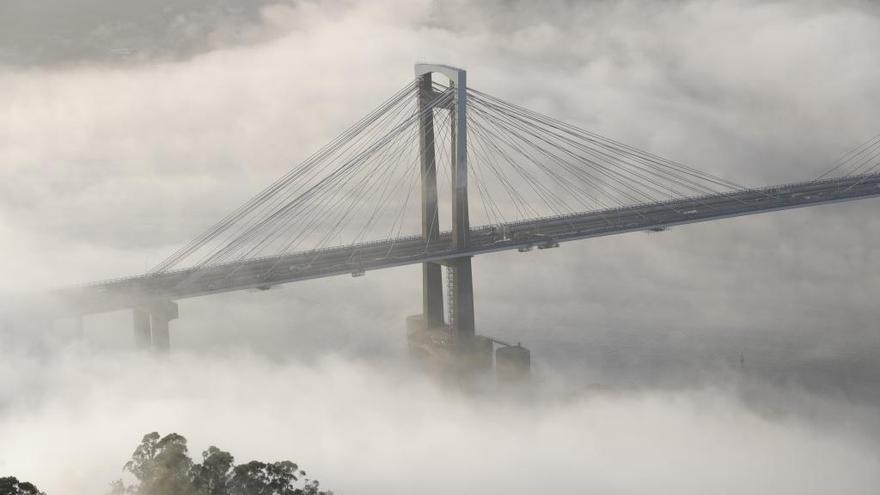 El puente de Rande, en medio de la niebla. // R. Grobas