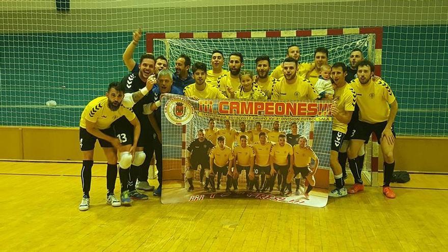 Los jugadores durante la celebración del ascenso.