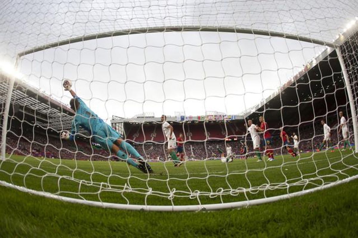 El porter marroquí Mohamed Amsif salva el seu equip d’un possible gol durant el partit contra Espanya, qui ja estava eliminada dels Jocs.