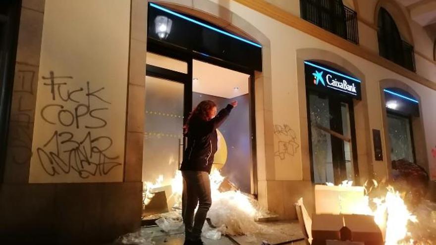 Grups incontrolats provoquen destrosses a Girona