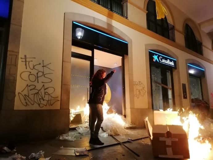 Grups incontrolats provoquen destrosses a Girona