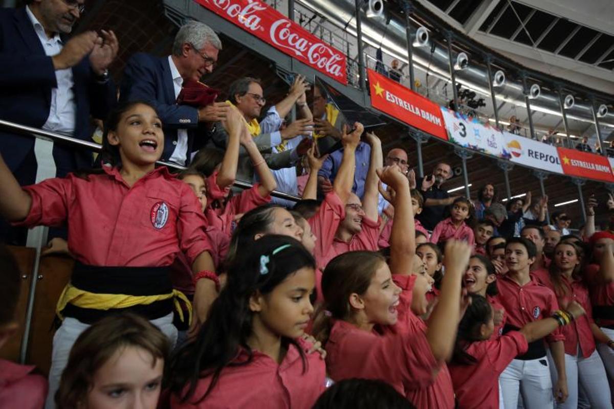 La 'canalla' de la Colla Vella dels Xiquets de Valls alzando el título del Concurso en 2018.