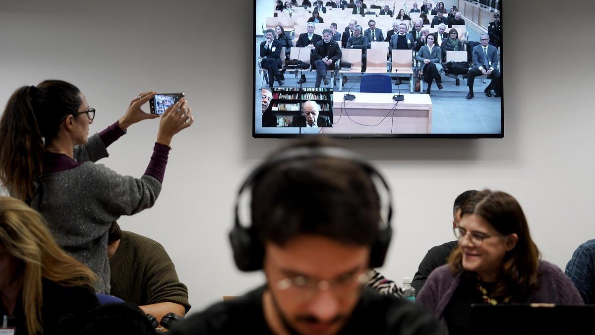 Jordi Pujol, en un monitor de la sala de prensa de la Audiencia Nacional, durante el juicio que se está celebrando.