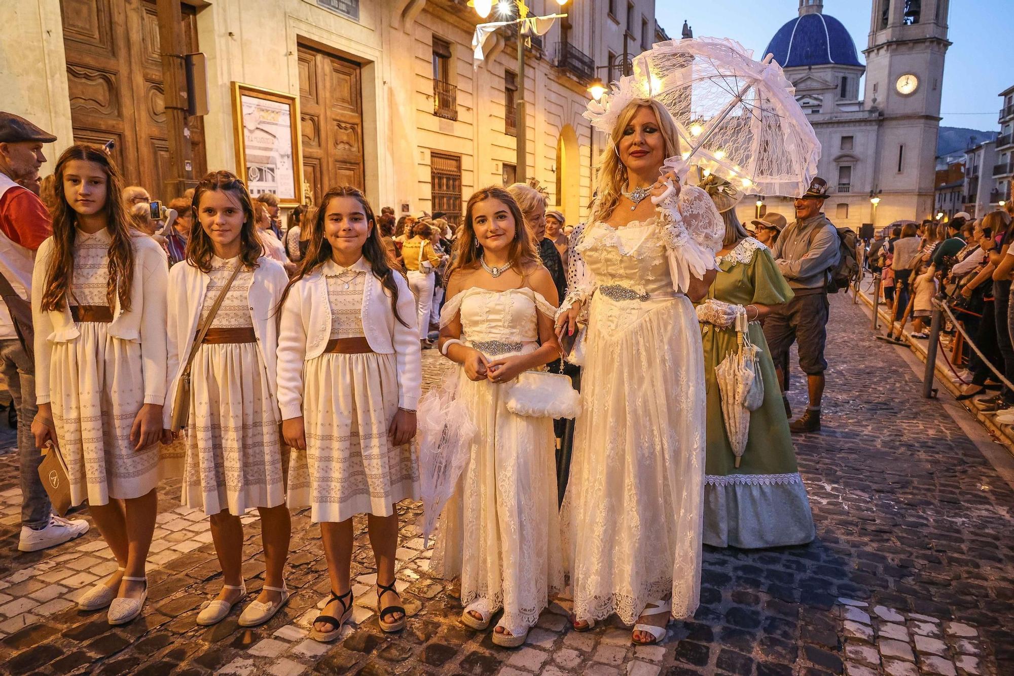 Inicio de la Feria Modernista de Alcoy 2025