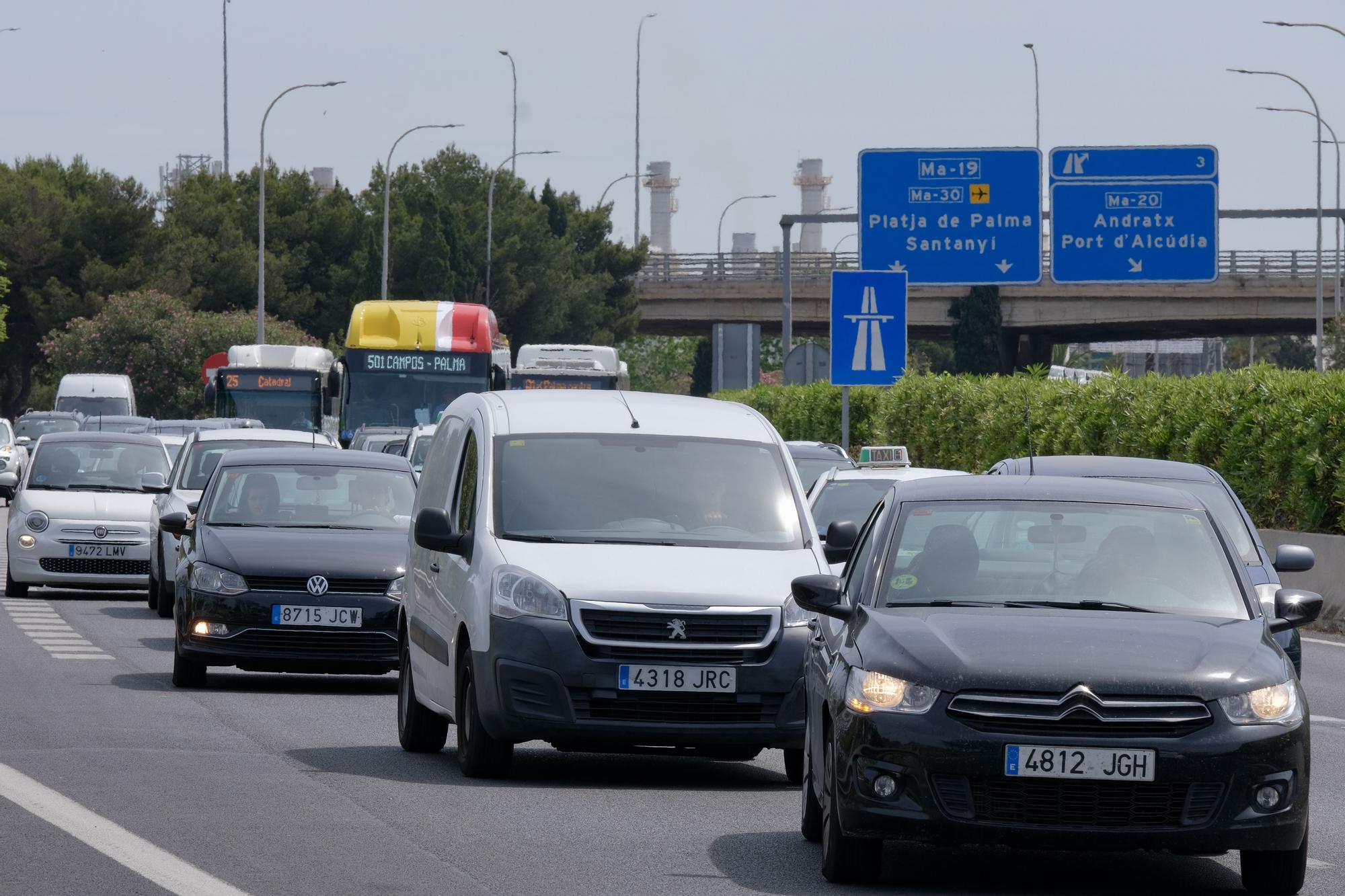 Las fotos del monumental atasco en los accesos a Palma por un autobús averiado en el carril VAO