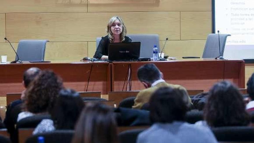 La profesora de Derecho Público Clara Martínez García explica el contenido del anteproyecto de ley orgánica de protección de la infancia.