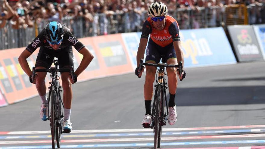 El italiano Vincenzo Nibali se impuso al sprint al español Mikel Landa.