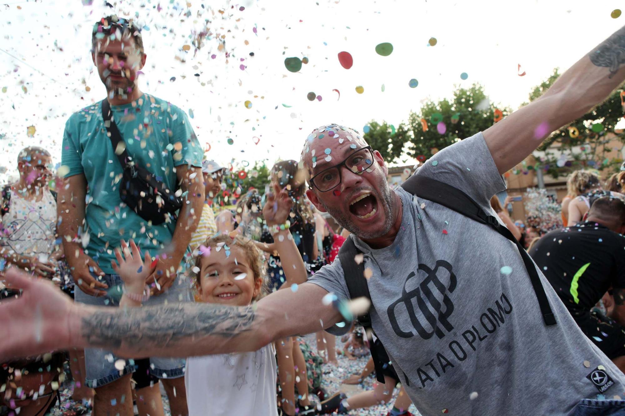 Pluja de confeti a la Festa Major Infantil de Sant Joan de Vilatorrada