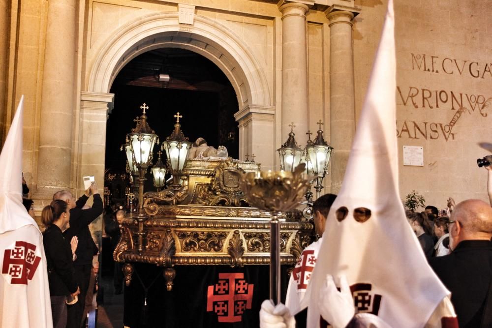 Las procesiones del Viernes Santo emocionan a miles de alicantinos