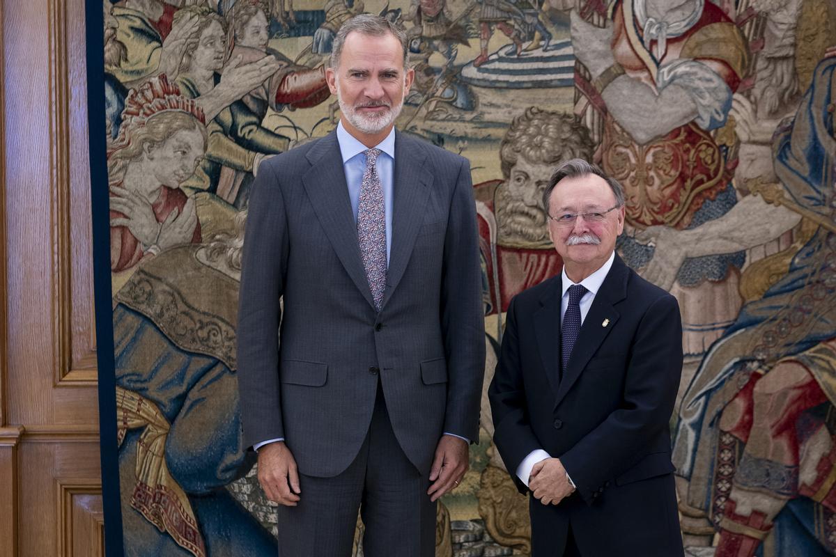 El Rey Felipe VI recibe en audiencia al Presidente de la Ciudad Autónoma de Ceuta, Juan Jesús Vivas Lara, en el Palacio de la Zarzuela, a 22 de septiembre de 2023, en Madrid (España). Don Felipe recibe hoy a Juan Jesús Vivas Lara tras su reciente nombrami El Rey Felipe VI recibe en audiencia al Presidente de la Ciudad Autónoma de Ceuta, Juan Jesús Vivas Lara, en el Palacio de la Zarzuela, a 22 de septiembre de 2023, en Madrid (España). Don Felipe recibe hoy a Juan Jesús Vivas Lara tras su reciente nombrami