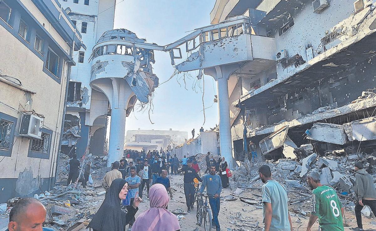 Los restos del complejo sanitario Al Shifa de Gaza, destruido tras catorce días de bombardeos israelís, en 2024.