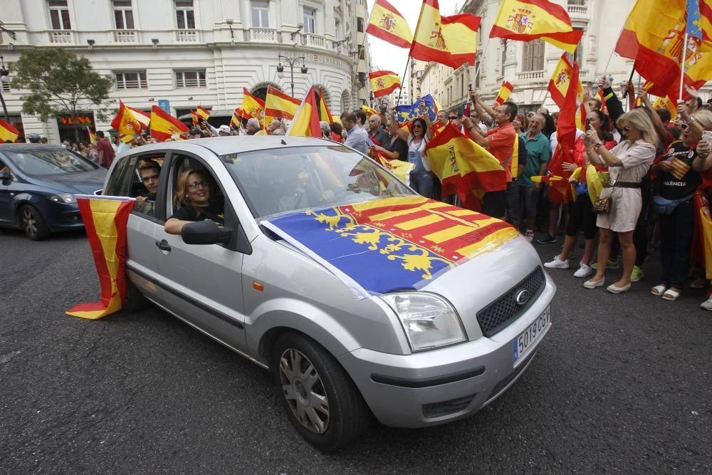 Caravana de vehículos con banderas españolas en València