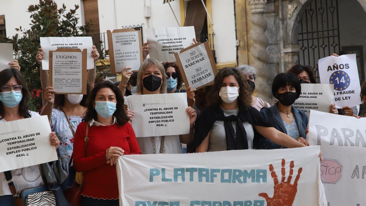 Protesta de interinos, hoy a las puertas del Ayuntamiento de Córdoba.