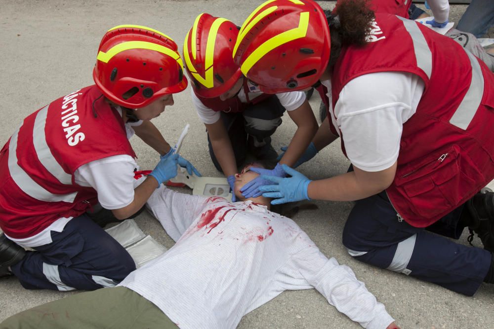 Cincuenta alumnos de Cruz Roja participan en un simulacro de accidente de tráfico