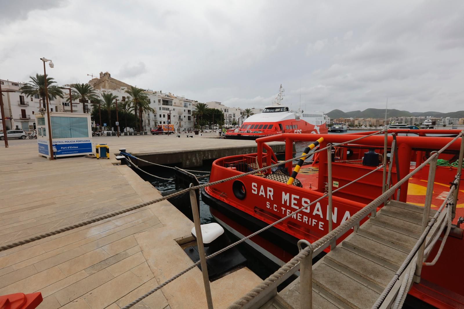 El barco accidentado 'San Gwann' llega al puerto de Ibiza