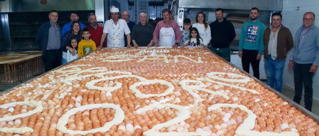 Miembros de la familia que regenta la panadería y de la comisión de fiestas, ayer por la tarde