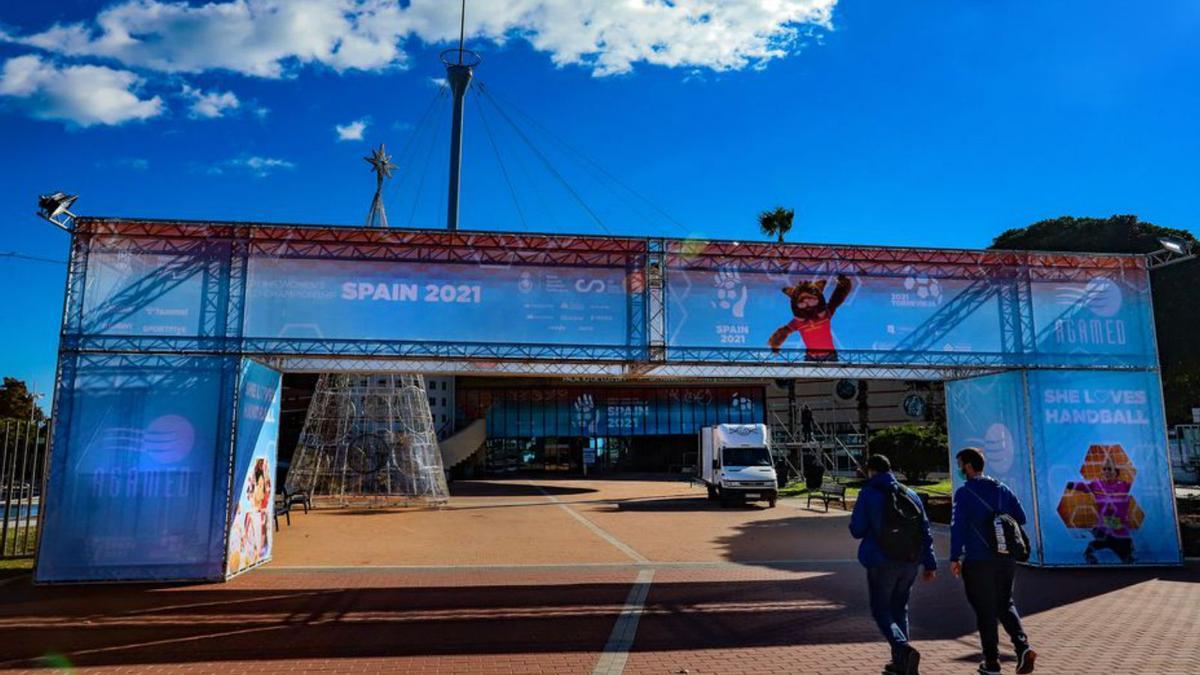 Entrada a las instalaciones del Palacio de los Deportes. | TONY SEVILLA