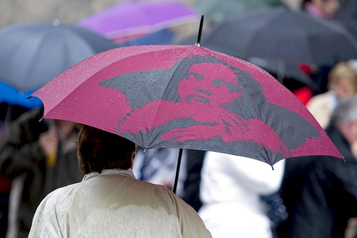 Una dona amb un paraigües, en una imatge d'arxiu.