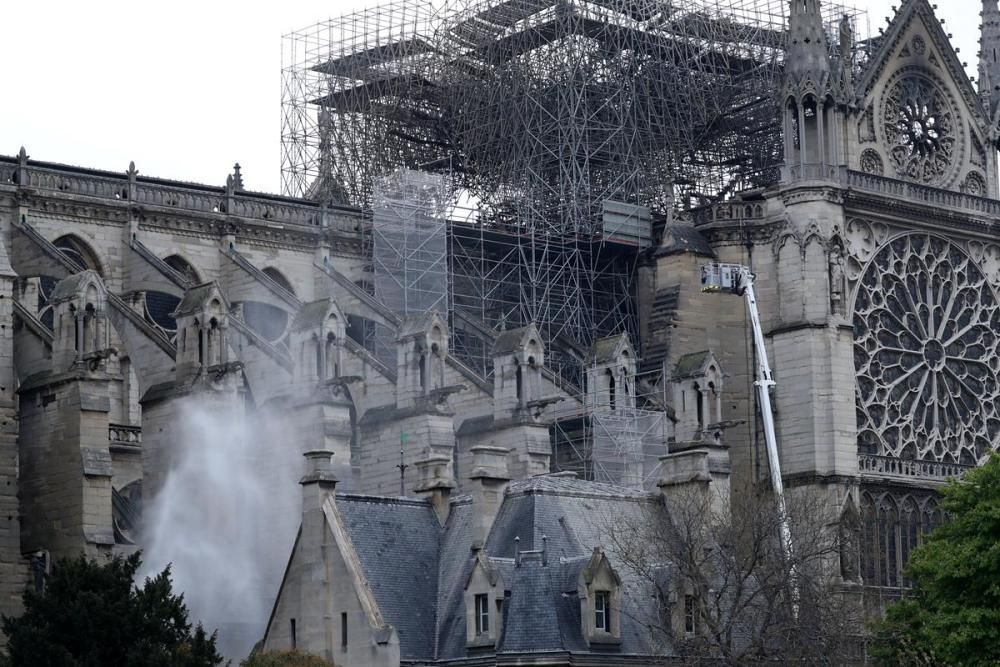 Un incendi crema Notre Dame de París