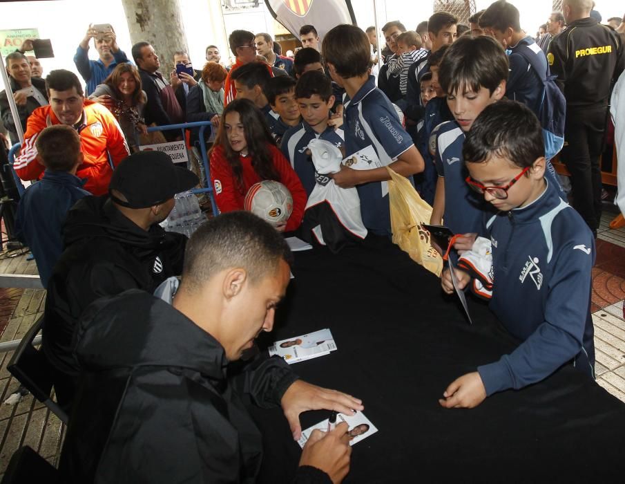 Zaza y Rodrigo con los aficionados en Requena