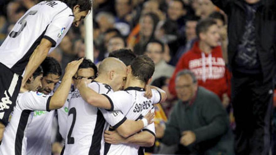 Los futbolistas del Valencia se abrazan para celebrar el primer gol del partido, obra de Aduriz al final de la primera parte.