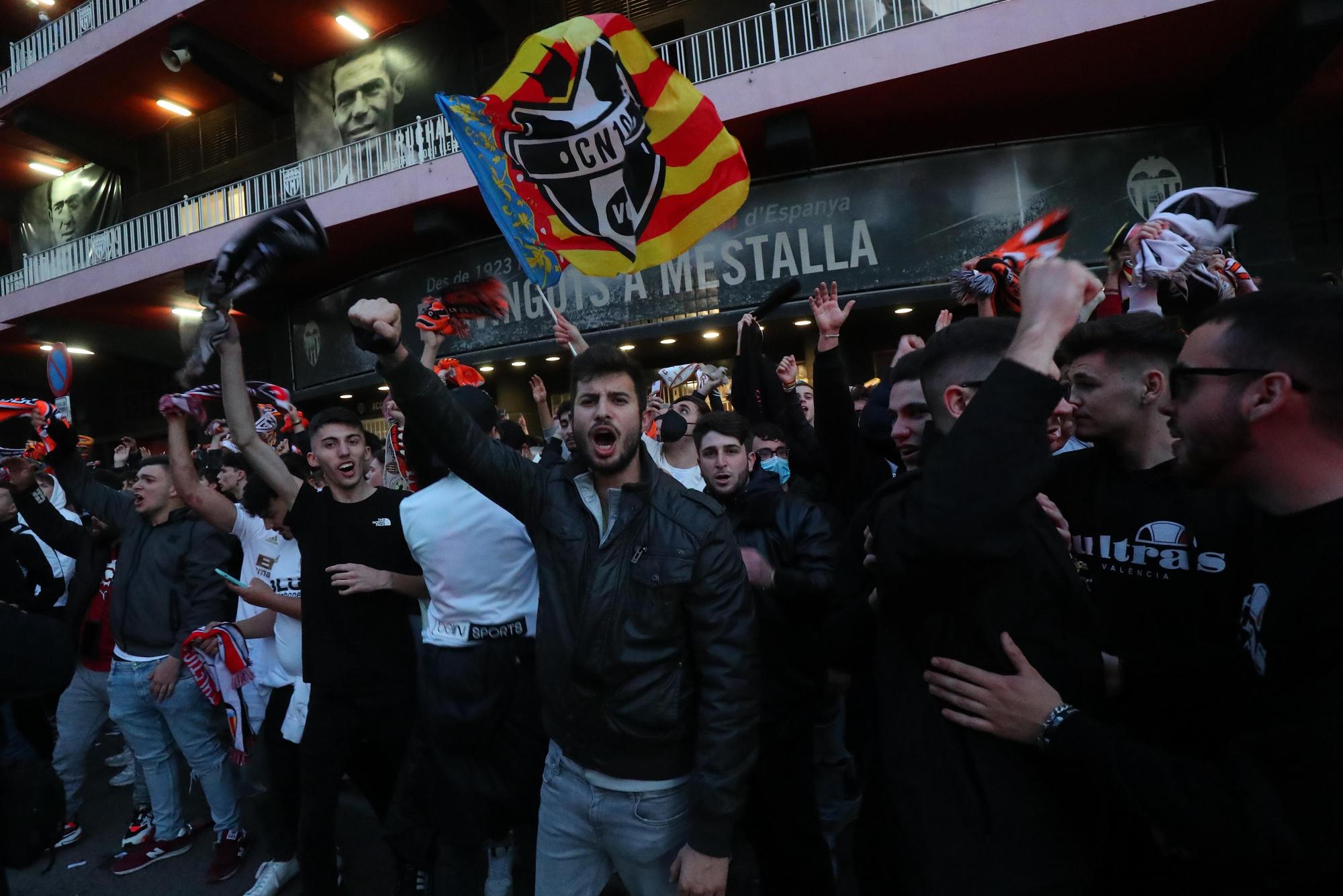 ¡Mestalla marcó el 1-0! Así fue el brutal recibimiento al Valencia CF en la Avenida Suecia