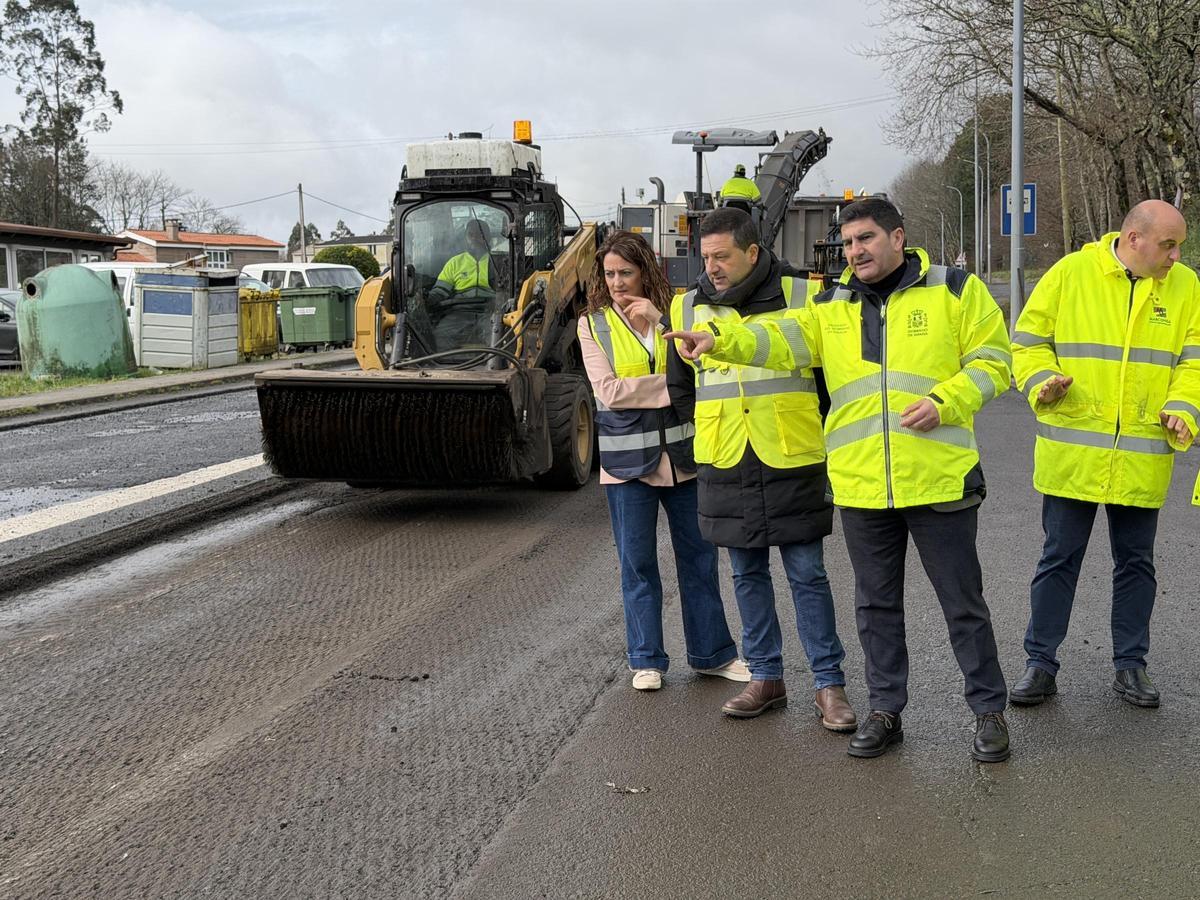 Visita, esta mañana, del delegado del Gobierno en Galicia a las oras de emergencia que se ejecutan en la N-640 a su paso por Cuntis.