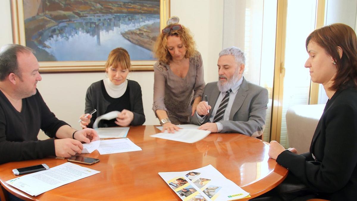 Firma del convenio de colaboración entre el Ayuntamiento de Sant Boi y la ONCE.