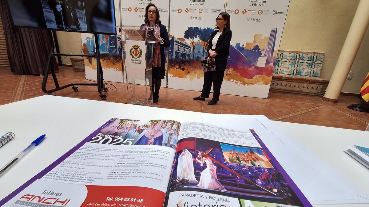 La presidenta de la Junta Central, Carmina Arrufat; y la edila de Turismo, Noelia Samblás, han presentado la programación de la Semana Santa del 2025.