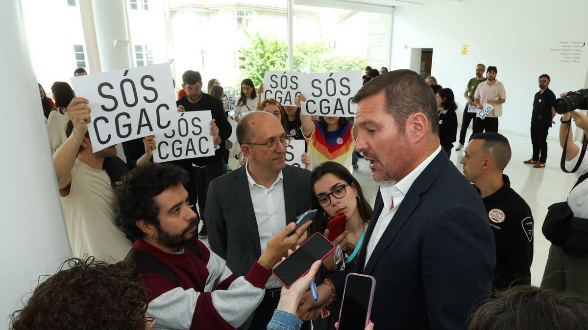 El conselleiro de Cultura, José López, haciendo declaraciones en medio de las protestas por el nuevo nombramiento de la directora del CGAC.