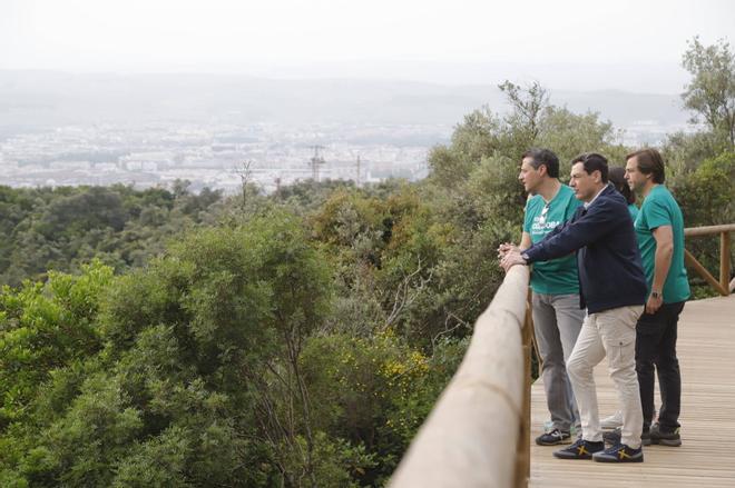 Juanma Moreno hace campaña en el cinturón verde de Córdoba