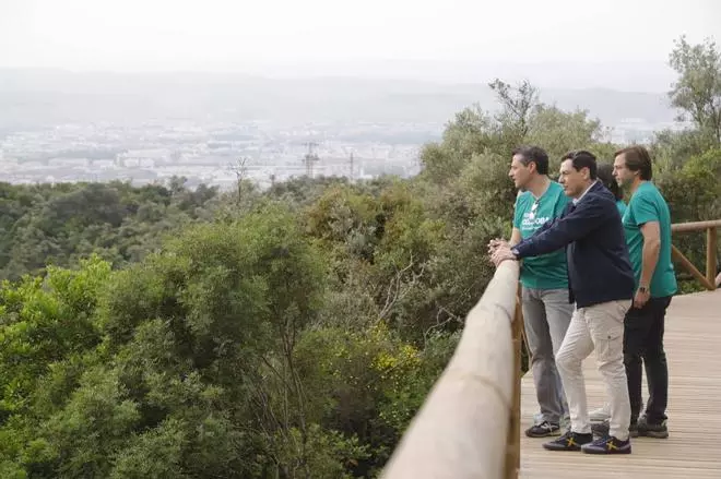 Fotogalería | Juanma Moreno hace campaña en el cinturón verde de Córdoba