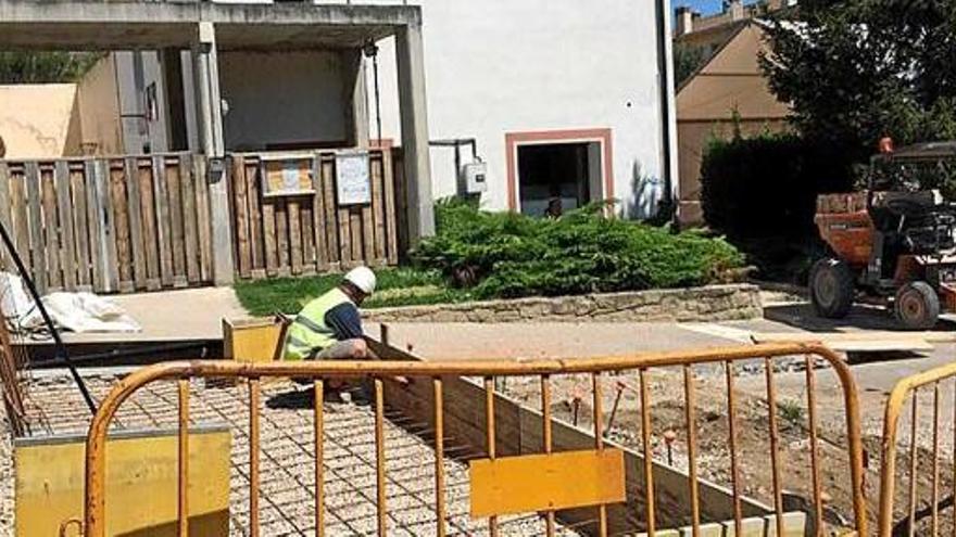 Operaris preparant la instal·lació a l&#039;escola de la Valldan