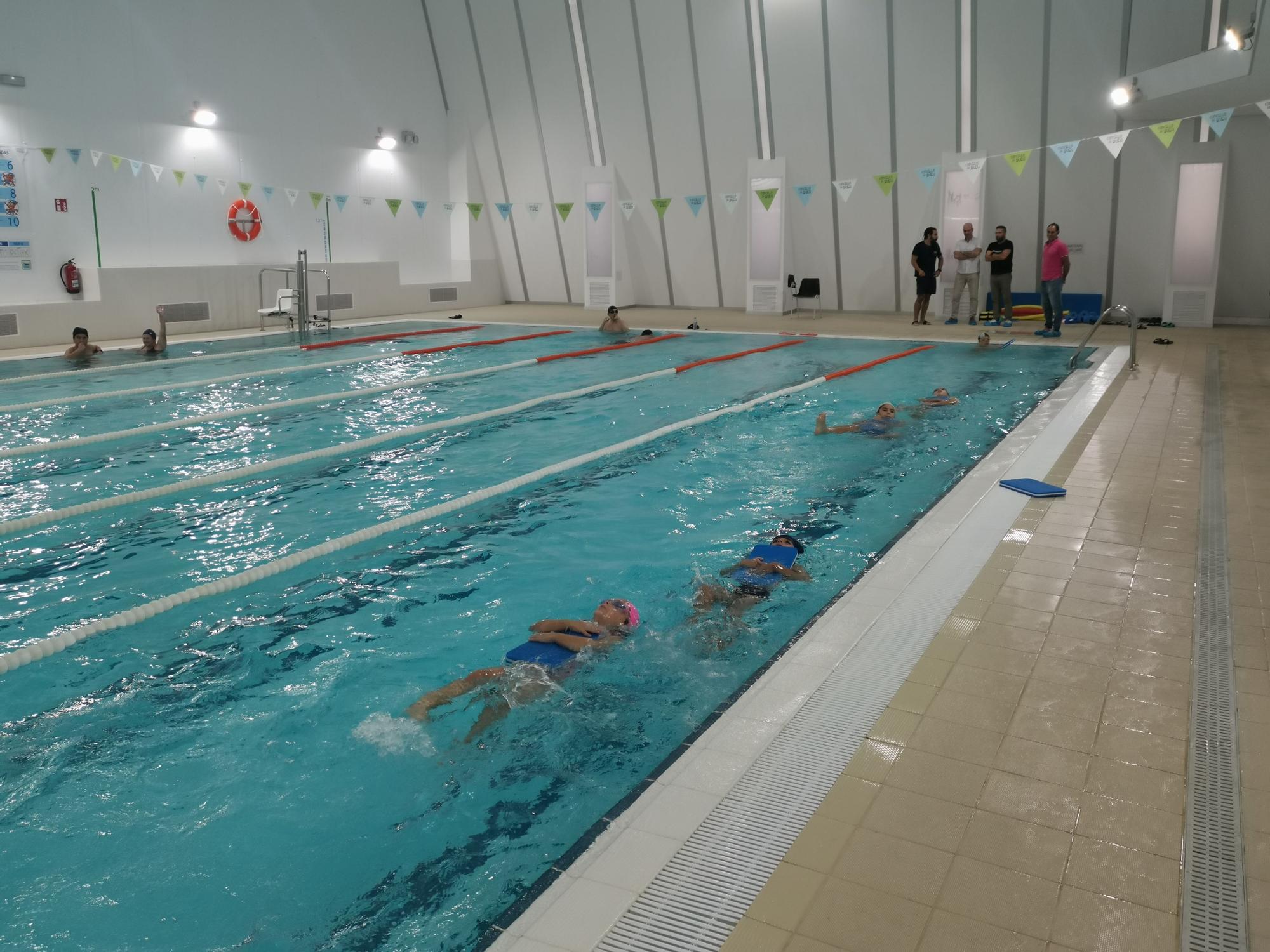 Inicio de los cursos de natación en la piscina de As Lagoas, en Bueu