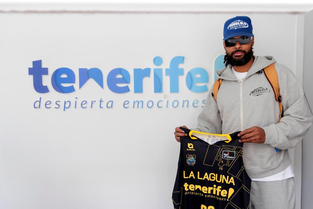 Patty MIlls, con la camiseta que lucirá en el CB Canarias, a su llegada a la Isla.
