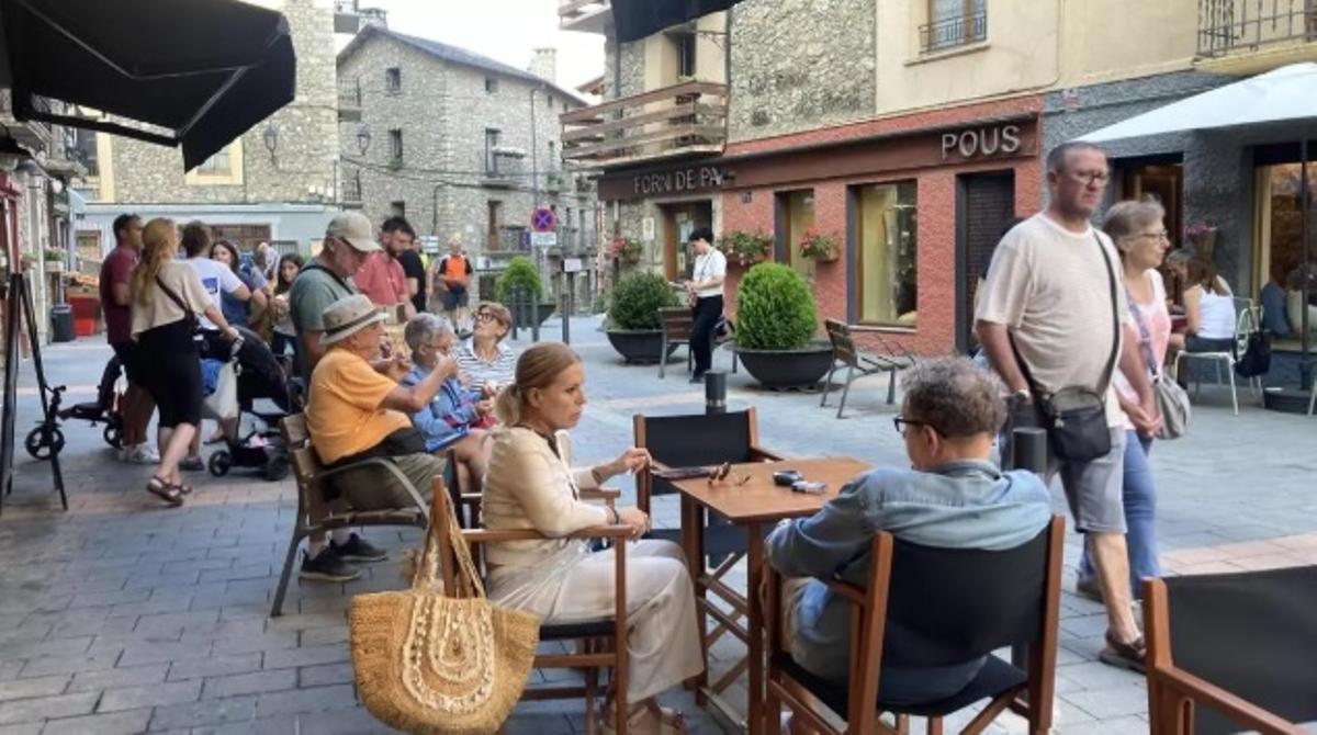 Visitants omplint les terrasses de Bellver