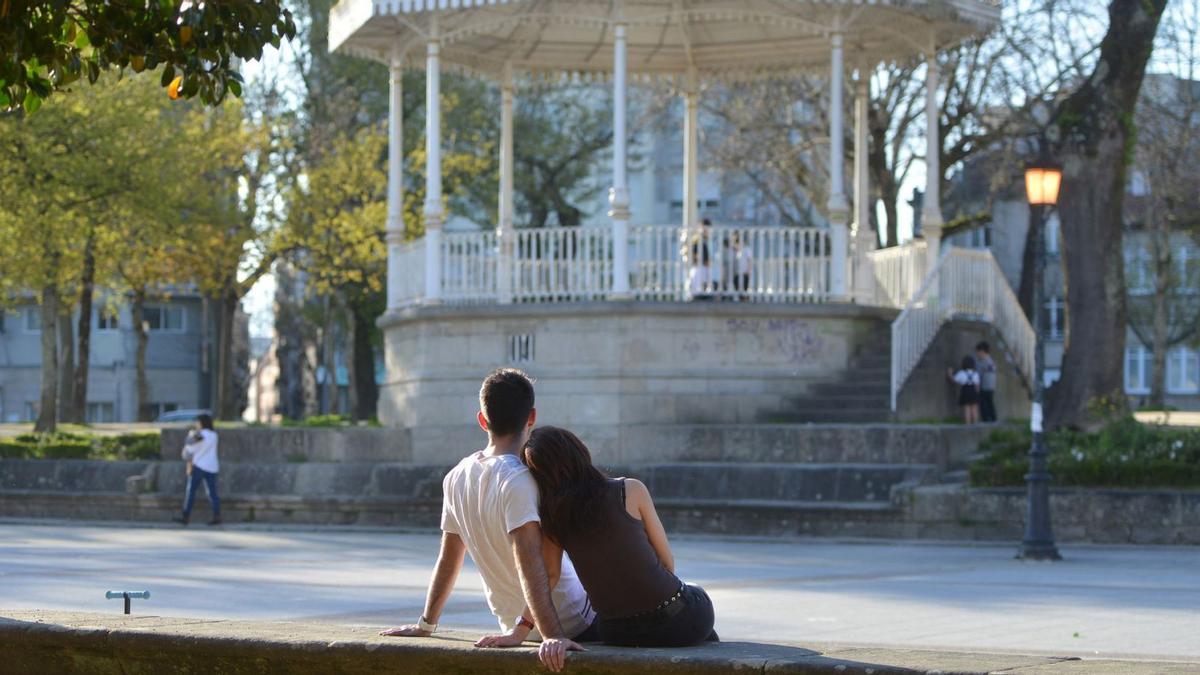 Una pareja sentada en un banco de Pontevedra.   | // GUSTAVO SANTOS