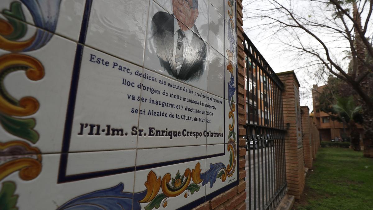 Una placa de inauguración con el nombre de Enrique Crespo Calatrava, exalcalde de Manises, ahora en prisión.