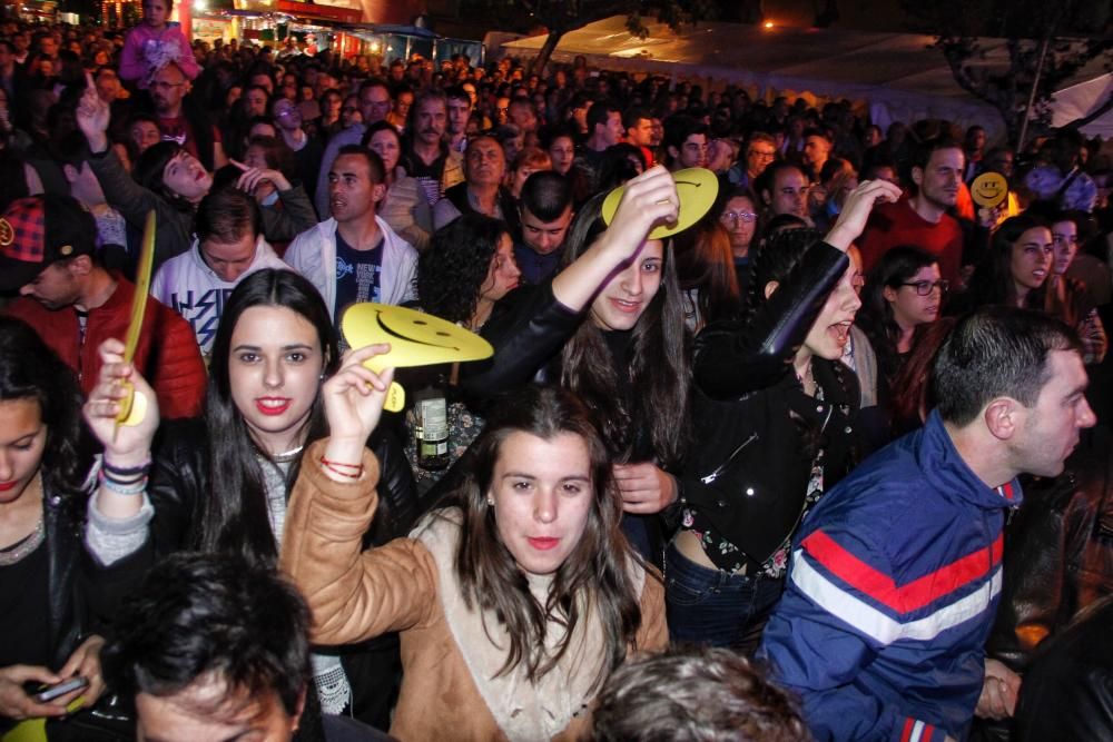 Miles de personas se entregan al espectáculo organizado por la Orquesta Panorama durante las fiestas de San Xosé Obreiro de Marínsta Panorama en Marín!