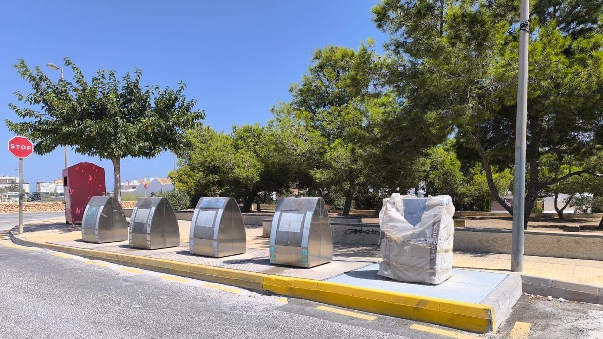 Los contenedores para la basura orgánica están instalados desde hace semanas pero permanecen precintados