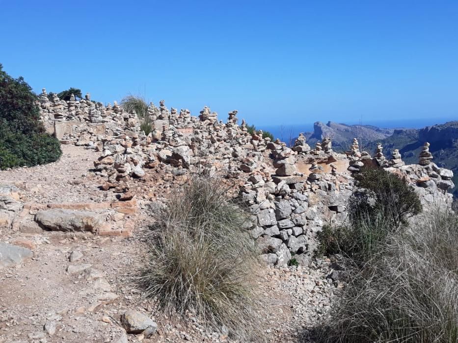 Los Agentes de Medio Ambiente retiran decenas de montoncitos de piedras de la Talaia d'Albercutx (Pollença)