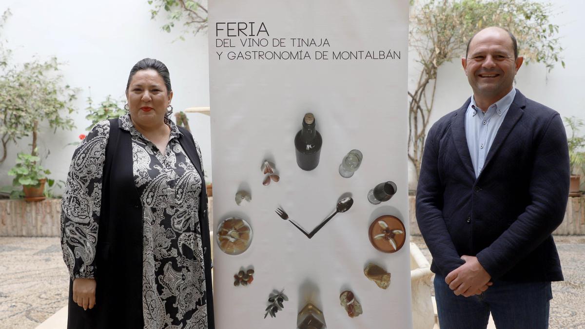 Dolores Amo y Miguel Ruz presentan la Feria del Vino de Tinaja de Montalbán.