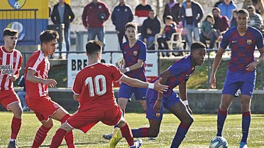 Diversos defensors del Girona intentant aturar el golejador Kouroumaa en el partit d&#039;ahir.