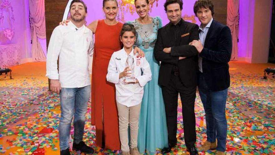 Paula, la ganadora de MasterChef Junior 4, posa con el jurado, el chef Jordi Roca y Eva González. // TVE