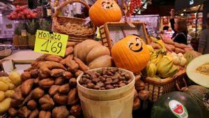 Frutas y verduras de otoño e invierno en el mercado de Horta de Barcelona.