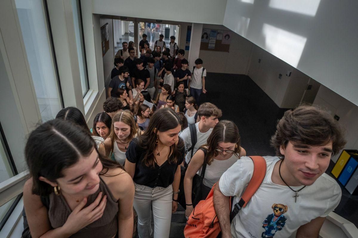 Llegada de alumnos a la Facultat de Dret de la UB, el primer día de exámenes de las PAU 2025 en Catalunya
