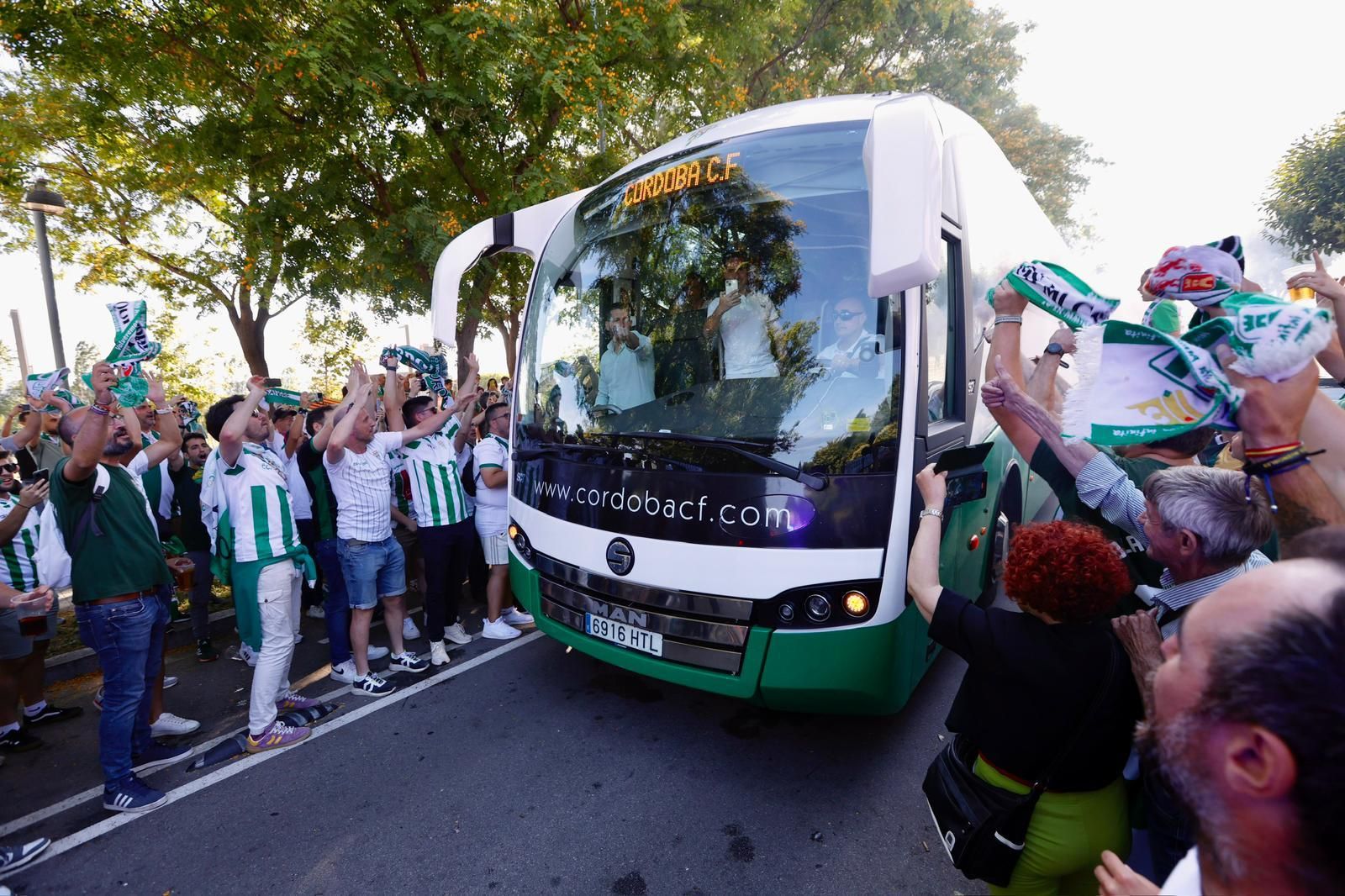 Barcelona Atlétic-Córdoba CF | El recibimiento al equipo de la afición cordobesista, en imágenes