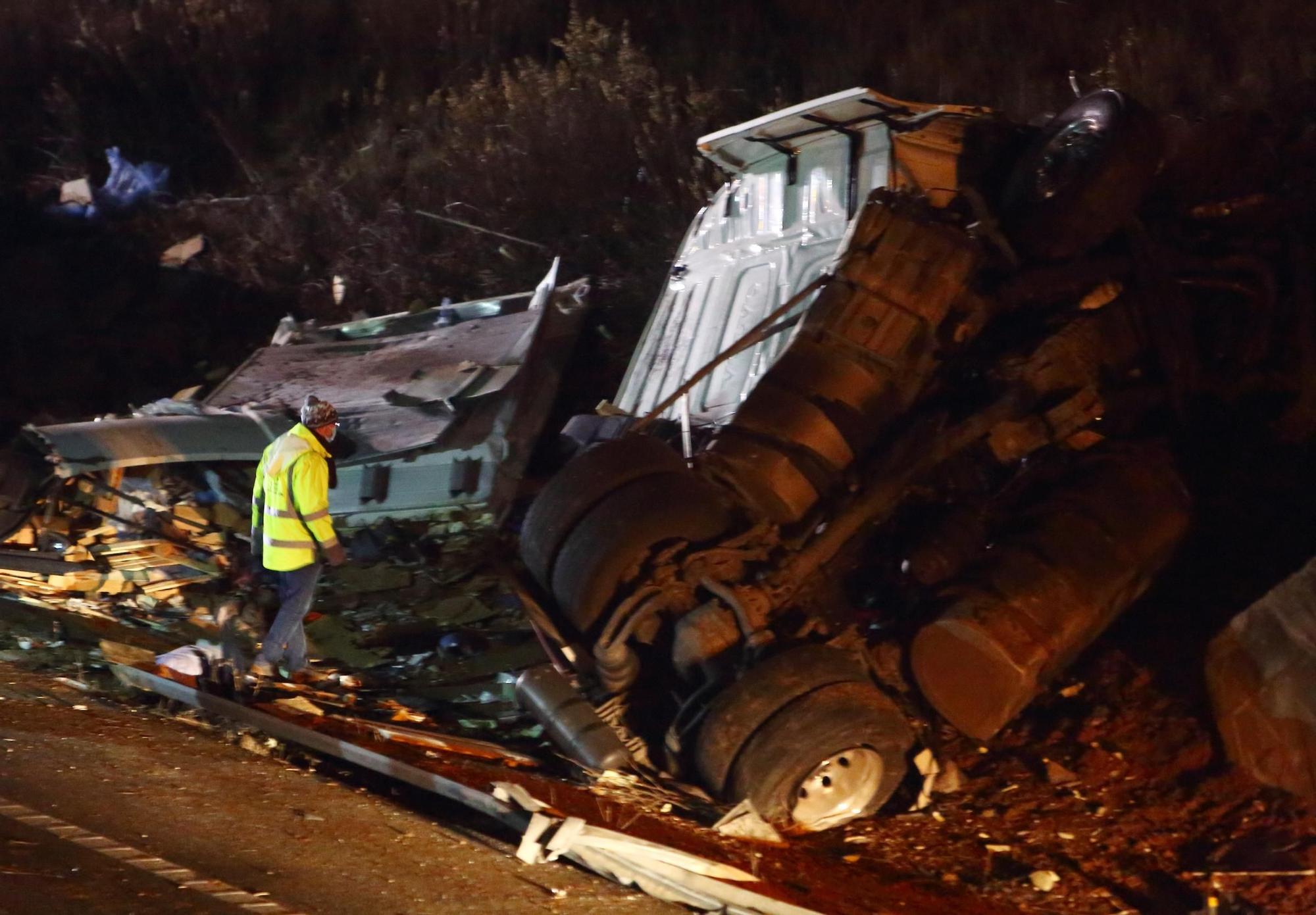 Fallece una persona tras colisionar el turismo que conducía contra un camión en la A-6 en Camponaraya (León)