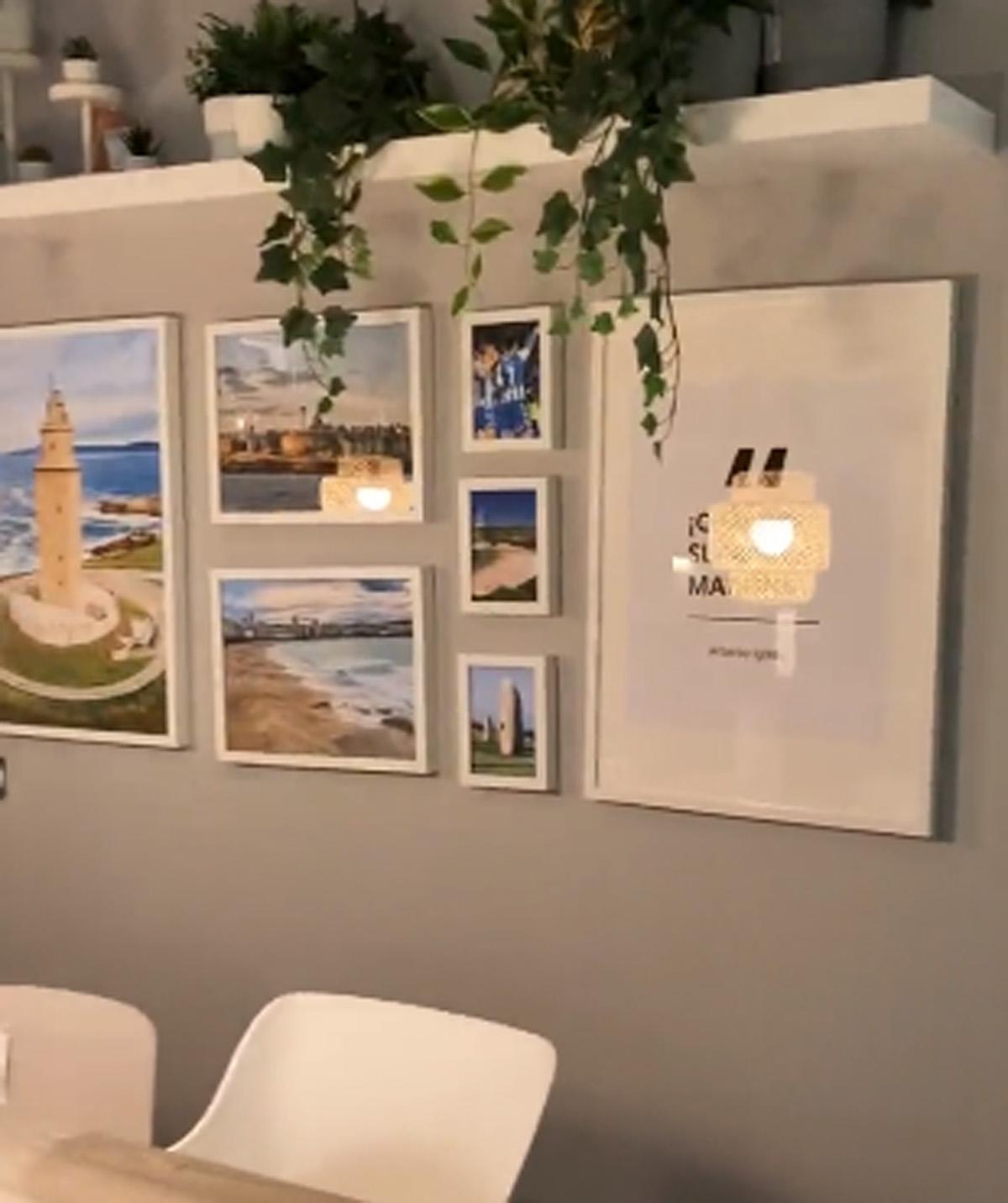 Un mural con imágenes de A Coruña y del Dépor, en un salón expuesto en un establecimiento de IKEA.